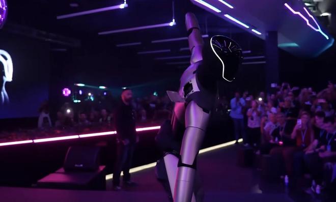 Optimus尬舞庆祝马斯克获万亿薪酬“马甲”掉了